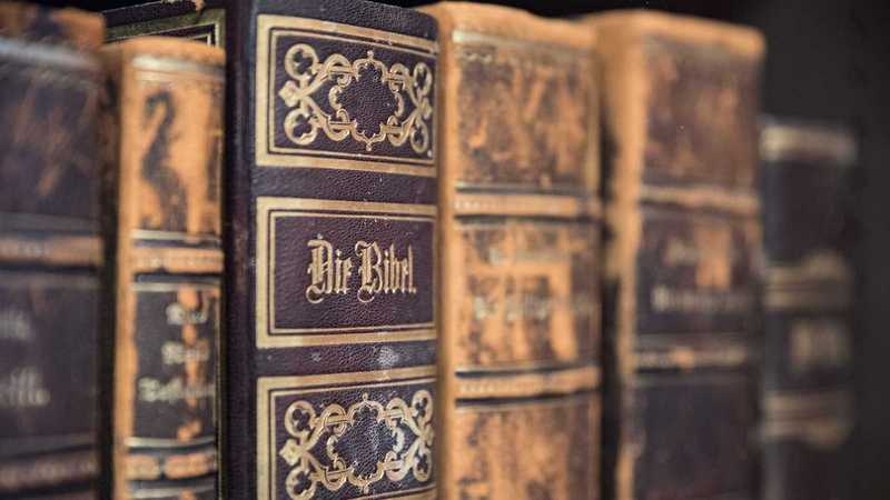 alte Bibel im Regal